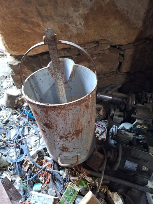 Balde antigo em bom estado