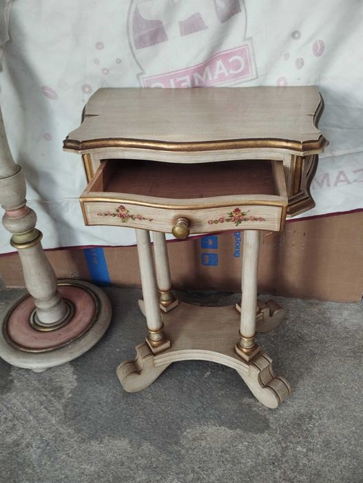 Conjunto de Bengaleiro de pé alto e mesa de apoio em madeira com detalhes dourados