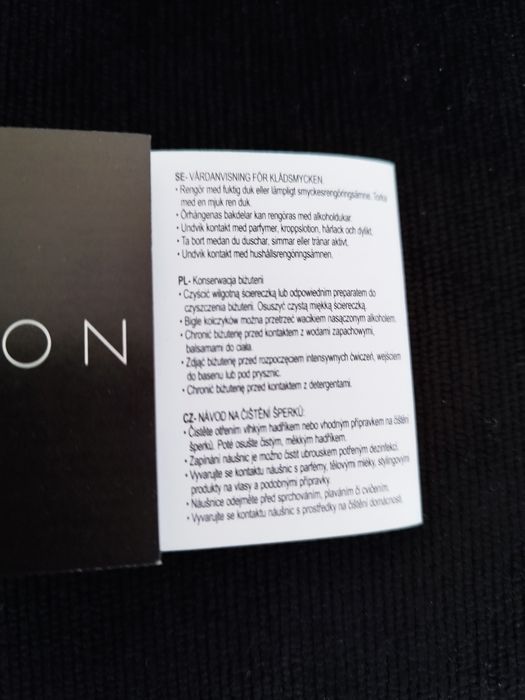 Naszyjnik w kolorze zlotym z różowym kamieniem w złotej ramce  AVON