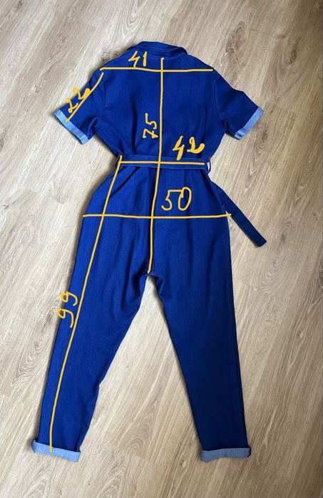 Жіночий джинсовий комбінезон