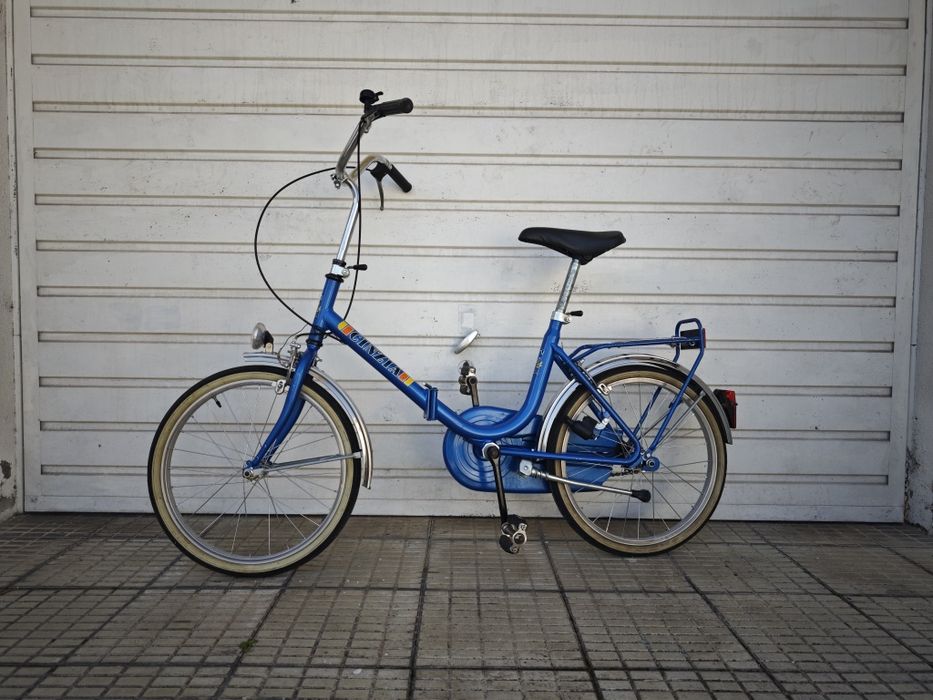 Bicicleta antiga citadina e dobrável