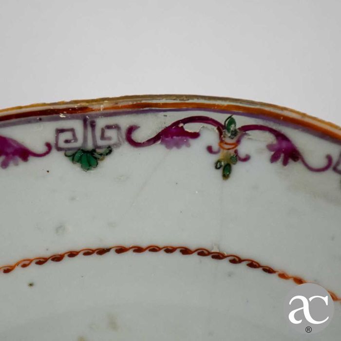 Prato em porcelana da China período Qianlong, séc. XVIII, Família Rosa