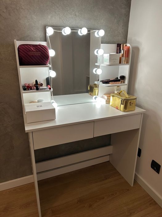 Makeup Unit511969620867174402