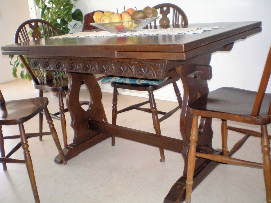 Mesa extensível em carvalho maciço trabalhado, década 1930