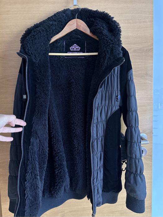 Casaco preto quente com pelo sintético e veludo Fornarina