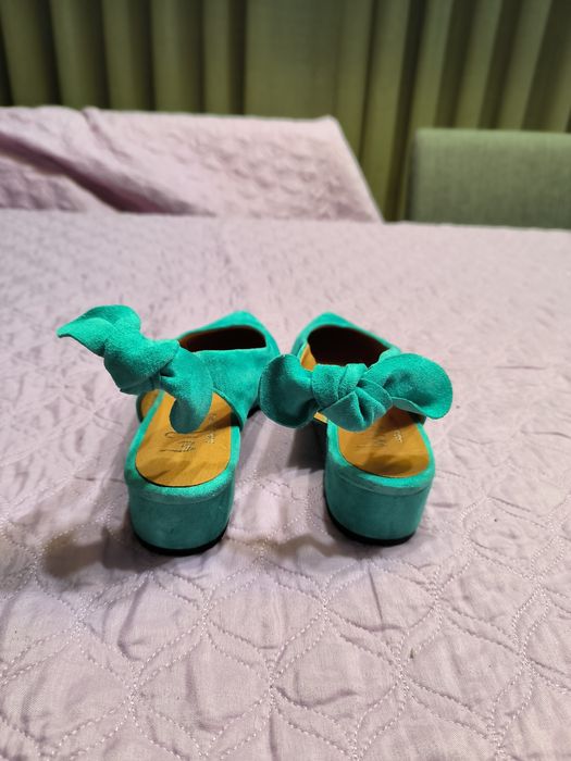 Sapatos com salto pequeno