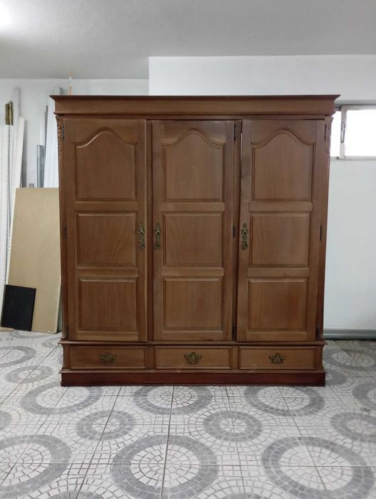 Conjunto de Móveis Rústicos de Madeira Maciça em Ótimo Estado