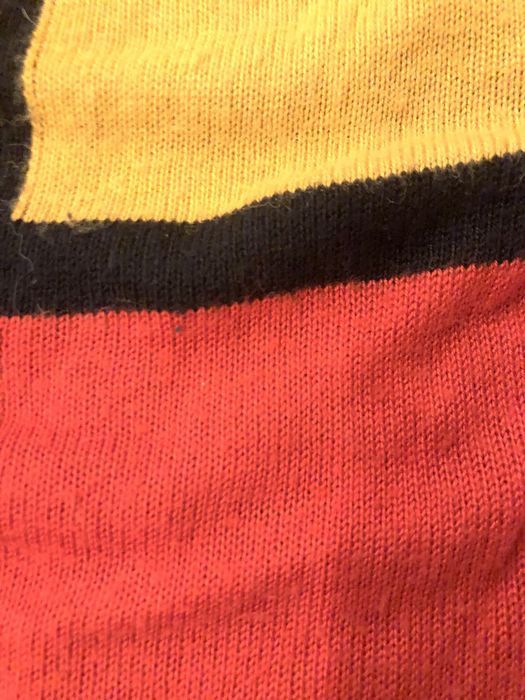 Camisola de varias cores a frente, atrás lisa , gola caida