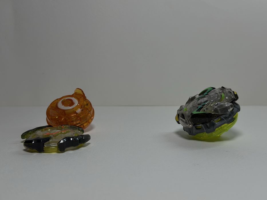 BEYBLADE — 4 штуки з трьома пусковими рукоятками