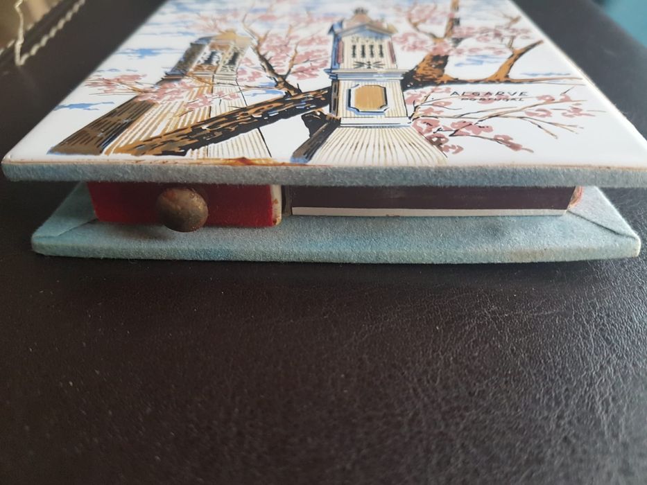 Caixas de fósforos com azulejo