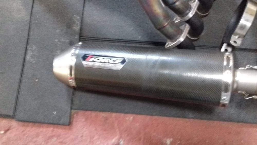 Escapes que estavam montados na Suzuki Gsxr L2