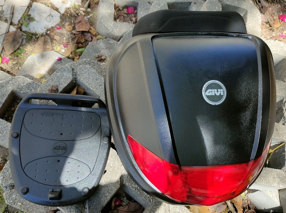 Top Case Givi com suporte e encosto para pendura