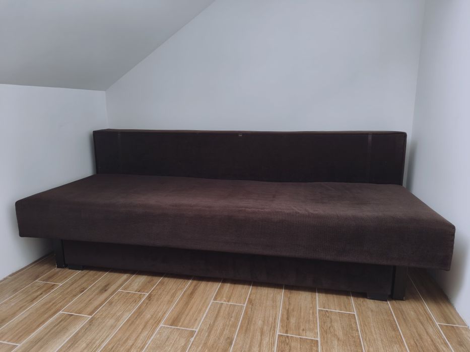Brazowa sofa bez poduch