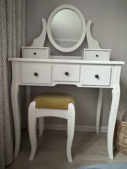 Туалетний столик з табуретом