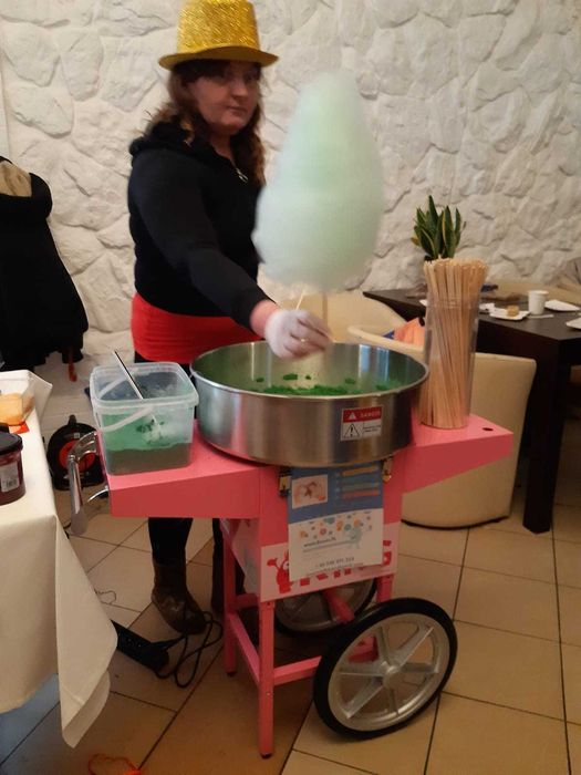 Stanowisko z watą cukrową i popcornem kolorowa smakowa wata