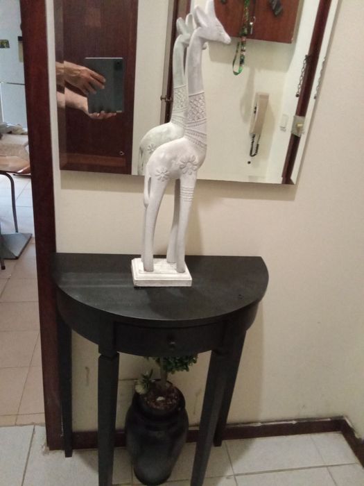 Aparador com espelho girafa e vaso