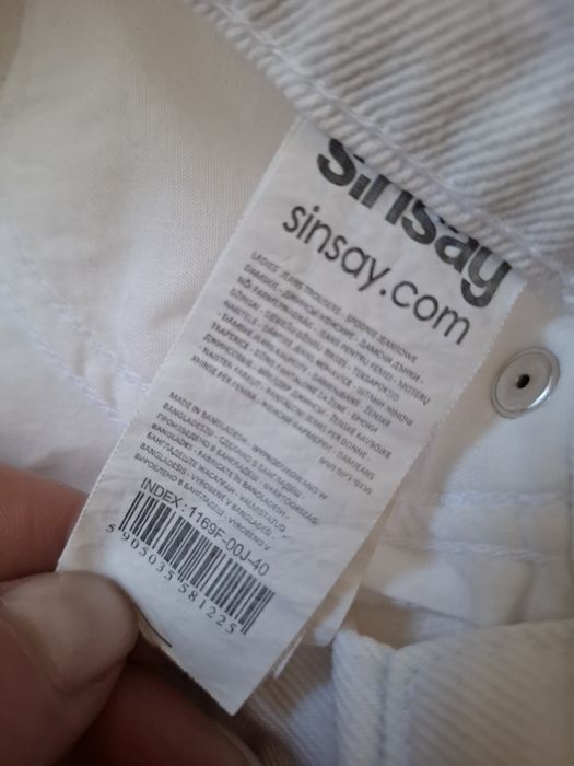 Białe spodnie jeansy straight fit sinsay 40