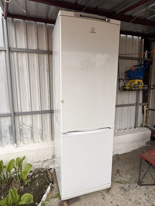 Холодильник Indesit