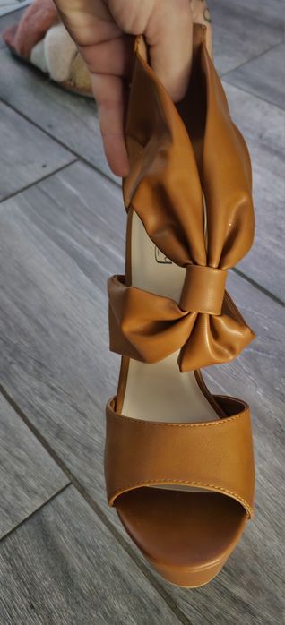 Buty na koturnie Lovery