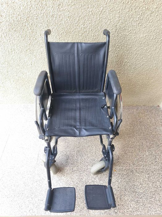 Cadeira de rodas usada