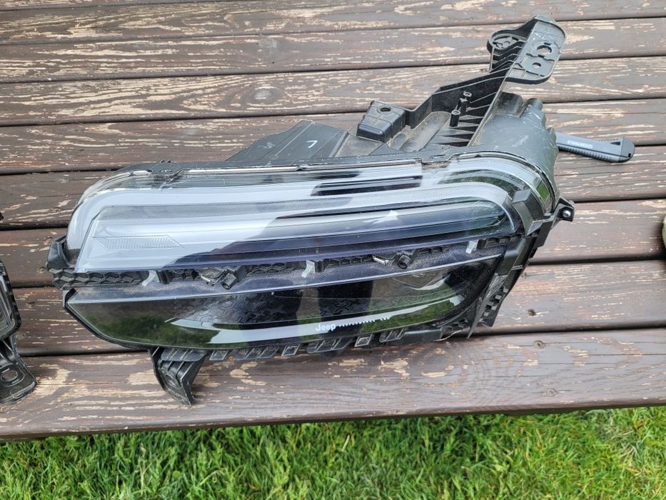 Jeep avenger belka przednia lampy