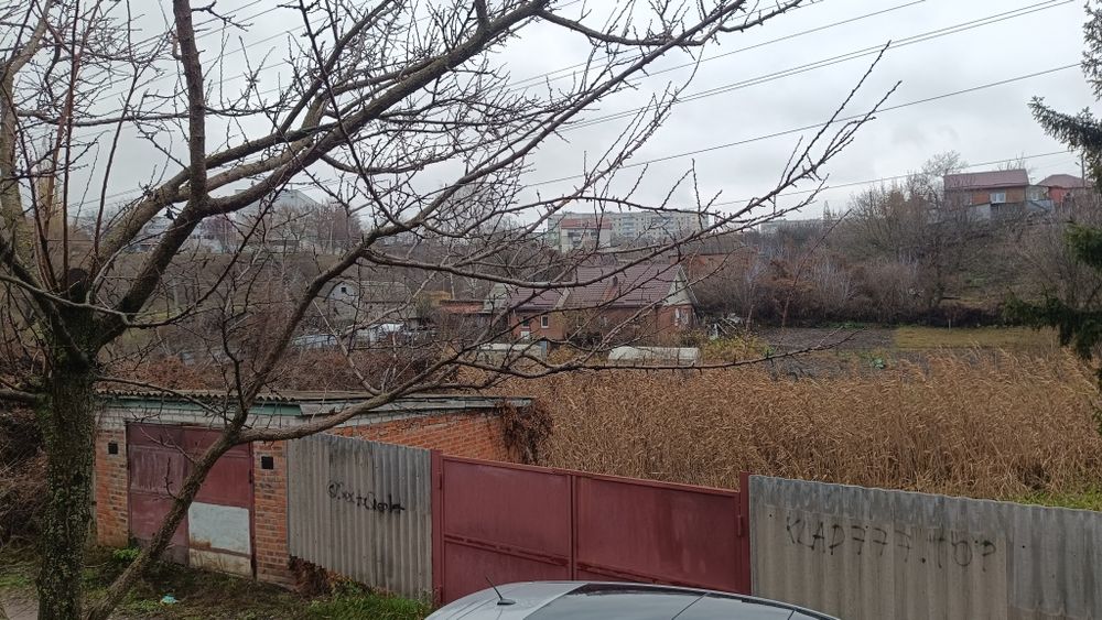 Продаж будинку з гаражем із земельною ділянкою поруч центру міста