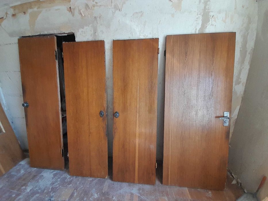 Шпоновані добротні дерев'яні двері