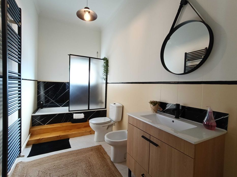 Apartamento renovado com jardim e garagem