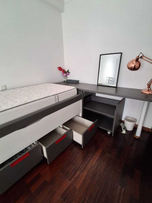 Mobiliário de Solteiro em excelente estado