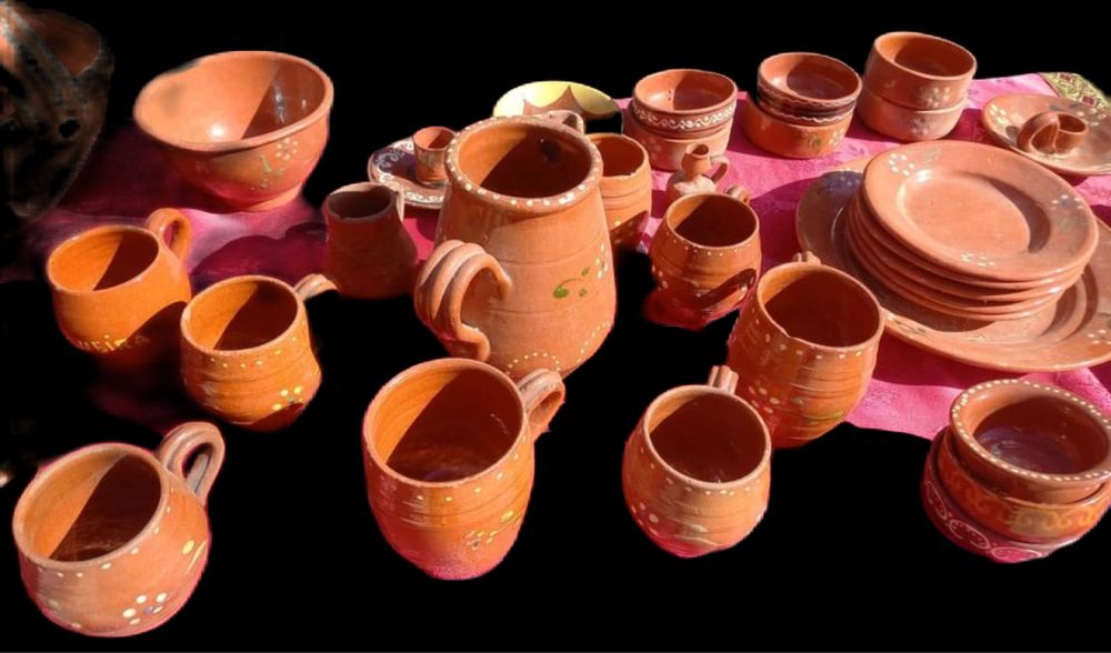 Grande lote de peças variadas em barro