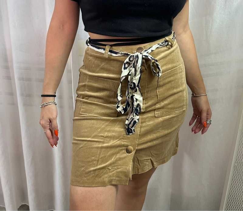 Saias Curtas em Camurça Sintética com Cinto Estampado