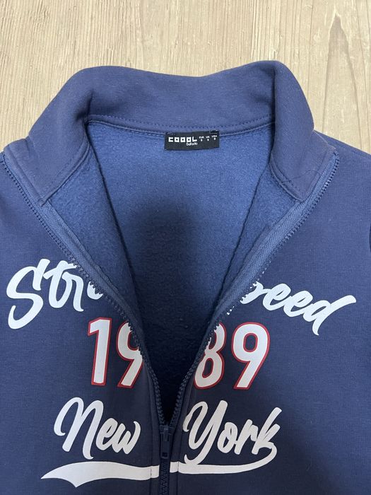 Модна укорочена кофта на блискавці.