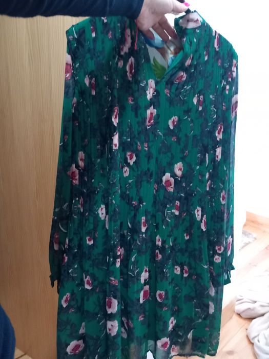 Varios vestidos como novos