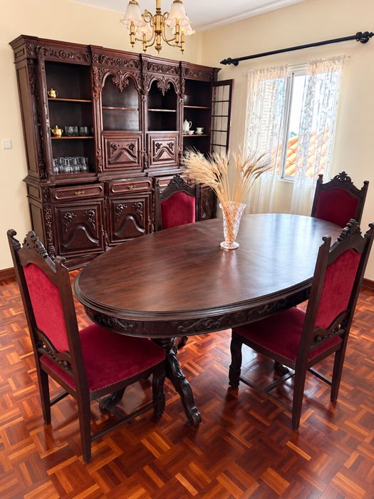 Mesa de jantar e cadeiras