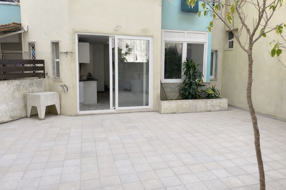 Arrenda-se apartamento totalmente remodelado – Vista Mar | Terraço Privado