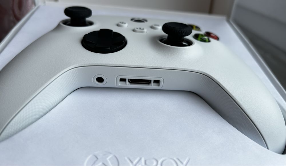 Джойстик Xbox White QAS-00006, британська версія.