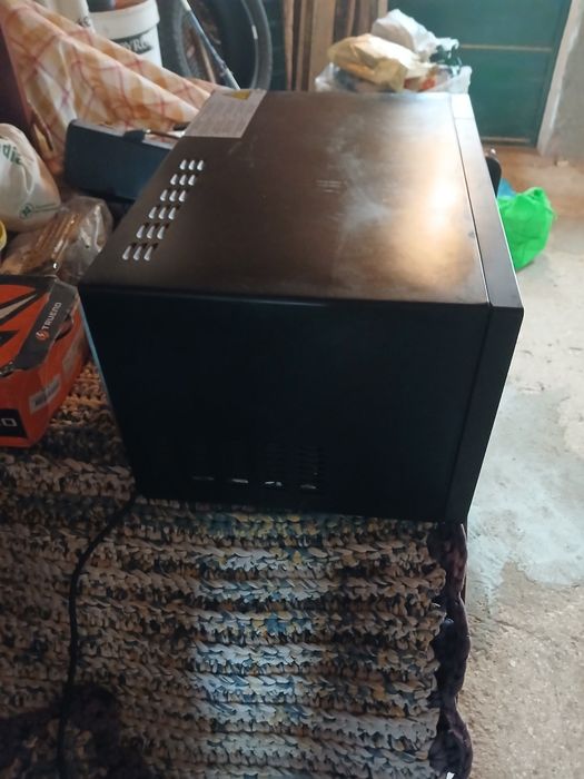Microondas com forno impecável.