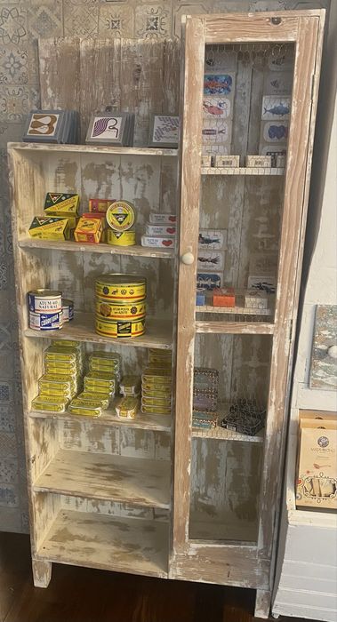 Diversos moveis restaurados, aparadores mercearia louceiro