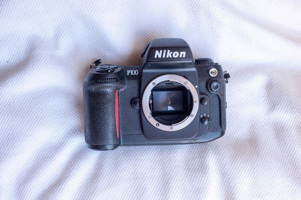 Nikon F100 funciona, mas tem o fecho do back partido