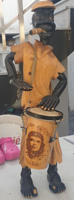 Escultura cubana em madeira, tem cerca de 60 cm