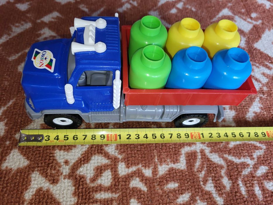 Машина-вантажівка з бідонами