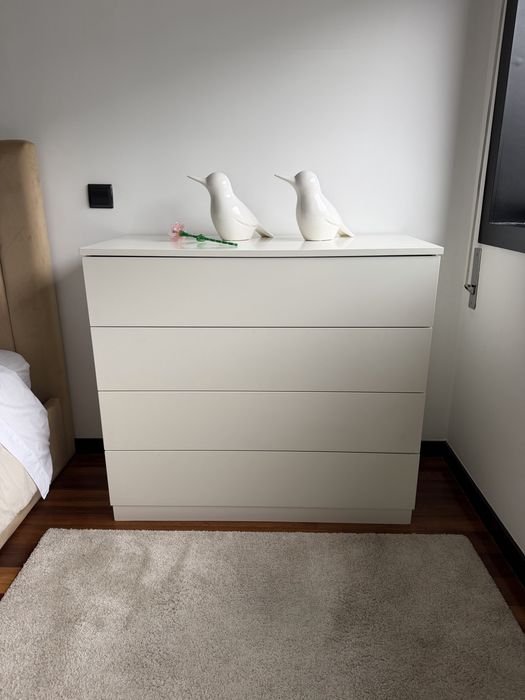 Cómoda branca lacada com 4 gavetas feita à medida