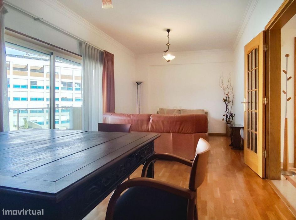 Amplo apartamento de 3 quartos com varandas panorâmicas em Almada, em