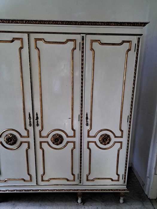 Armário de madeira pintada, com quatro portas, em estilo clássico