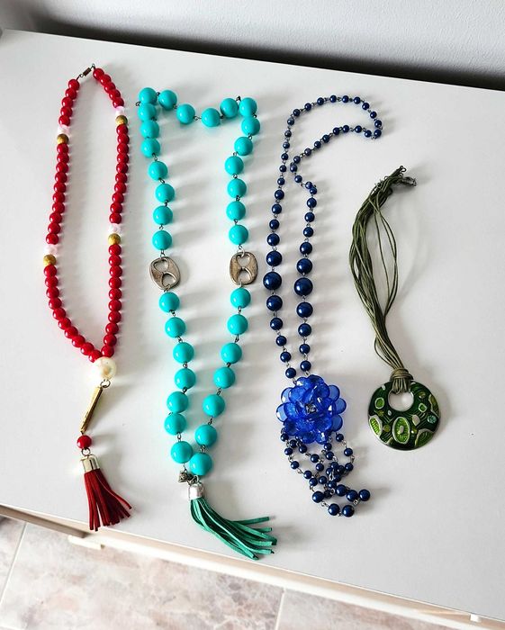 Várias gargantilhas