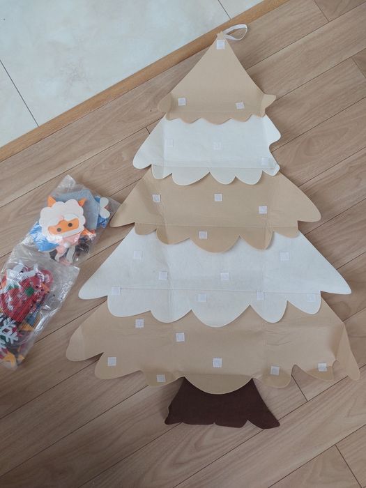 Filcowa choinka z ozdobami i łańcuchem LED