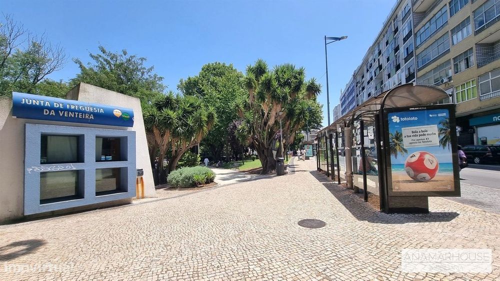 T2 totalmente remodelado com duas varandas num 1 andar, no centro da V