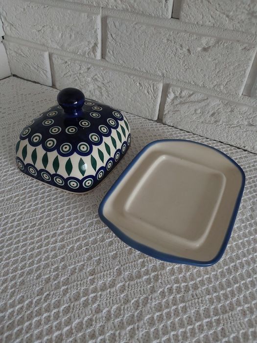 Ceramiczna maselniczka.