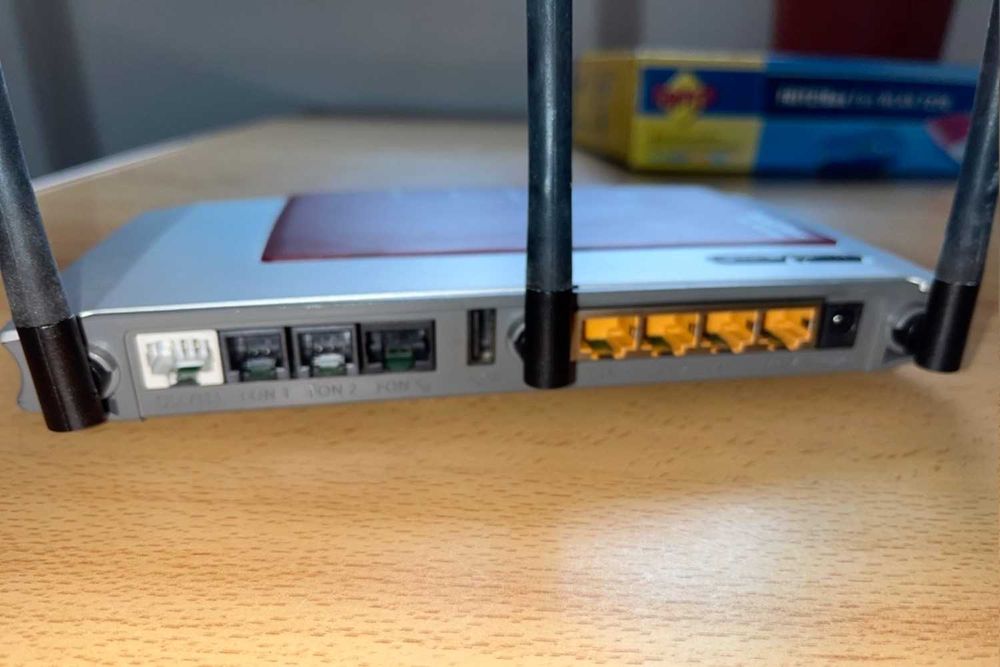 Router FritzBox 7270 com DECT (central telefónica sem fios)