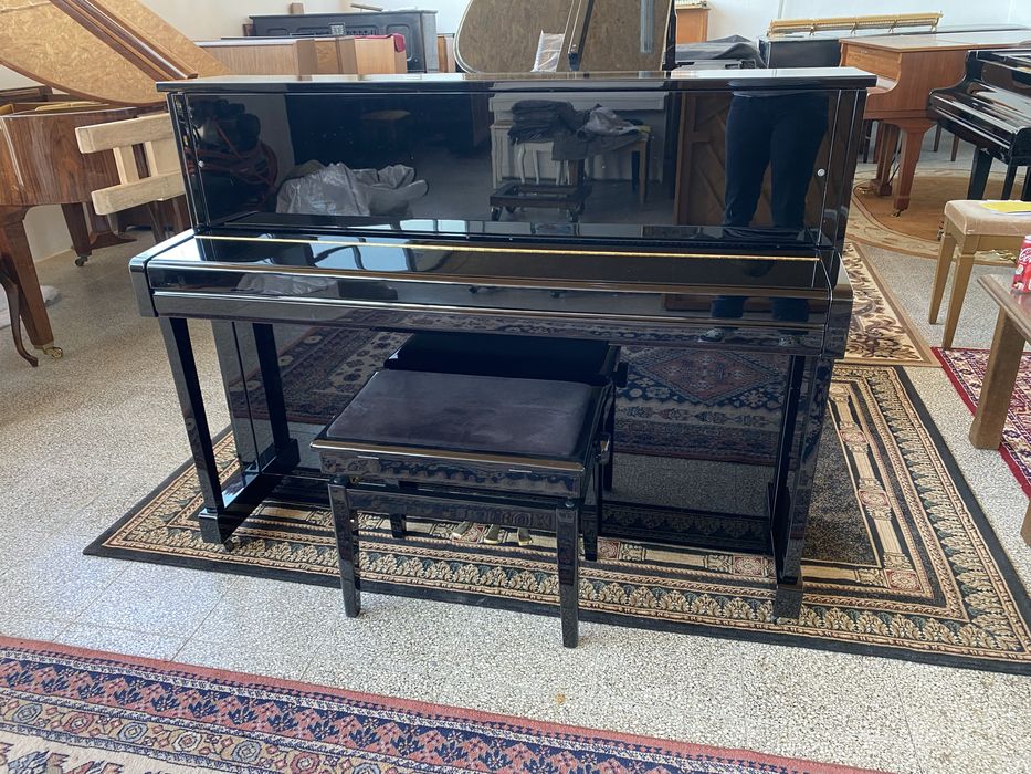 Piękne, czarne pianino Yamaha B2